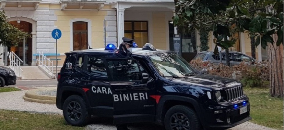Un via vai di vetture e giovani, i carabinieri entrano in azione nel centro di Arco e arrestano un 23enne per spaccio